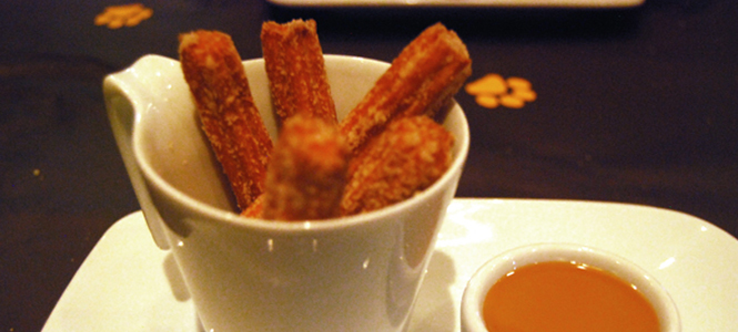 Mini churros com doce de leite